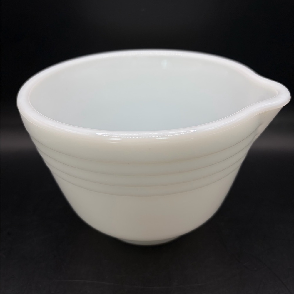 VTG Hamilton Beach White Mixing Bowl 4 Ribbed w/ Pour Spout